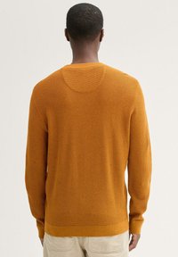 TOM TAILOR STRUKTURIERTER RUNDHALS - Strickpullover - peanut brown dark melange