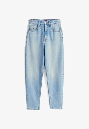 Jeans de denim azul claro com corte reto, design de cinco bolsos e fecho de zíper. Textura desbotada em todo o tecido com detalhes de costura mínimos.