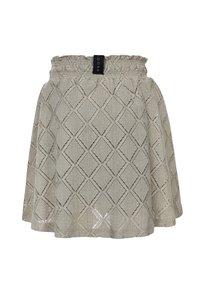 Beige off-shoulder top met een gestructureerd geweven ontwerp met diamantpatronen. Het heeft een gerimpelde halslijn en korte mouwen.