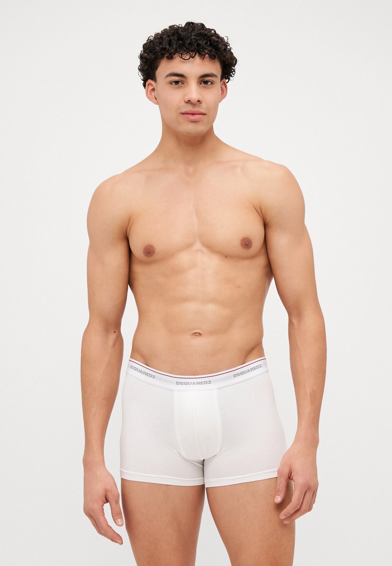 Witte katoenen boxershorts met een aansluitend ontwerp, voorzien van een elastische tailleband met merklogo. Zachte textuur en minimalistische stijl.