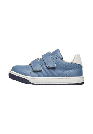 Niebieskie skórzane sneakersy z dwoma zapięciami na rzep, białą podeszwą i granatowymi akcentami. Posiadają diagonalne przeszycia oraz miękki zamszowy element na pięcie.