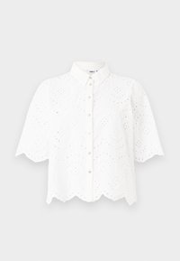 Witte katoenen blouse met korte mouwen, voorzien van uitgesneden oogjespatronen, een gegolfde zoom en een sluiting met knopen aan de voorkant, met parelachtige knoppen.