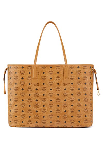 Grote tan leren tote bag met dubbele handvatten, voorzien van een herhalend zwart MCM-logo en een klein diamanten patroon.