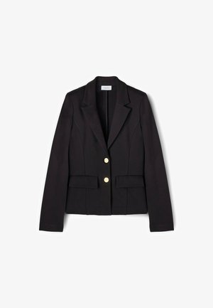 Blazer noir en tissu lisse, avec une coupe ajustée, des revers crantés, deux poches avant et des boutons dorés.