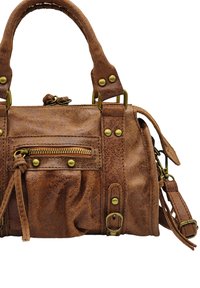 Sac à main en cuir marron avec des accessoires en laiton, présentant une poche avant zippée, une bandoulière réglable et des détails en surface texturée.