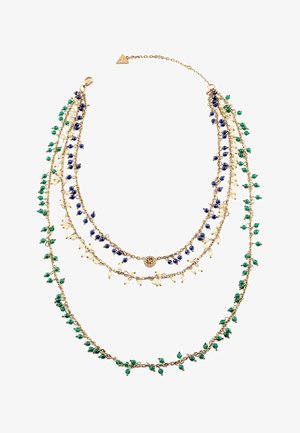 Collier en chaîne dorée à trois couches avec des perles vertes, bleues et blanches. Les perles sont espacées uniformément, créant un effet délicat et en cascade.