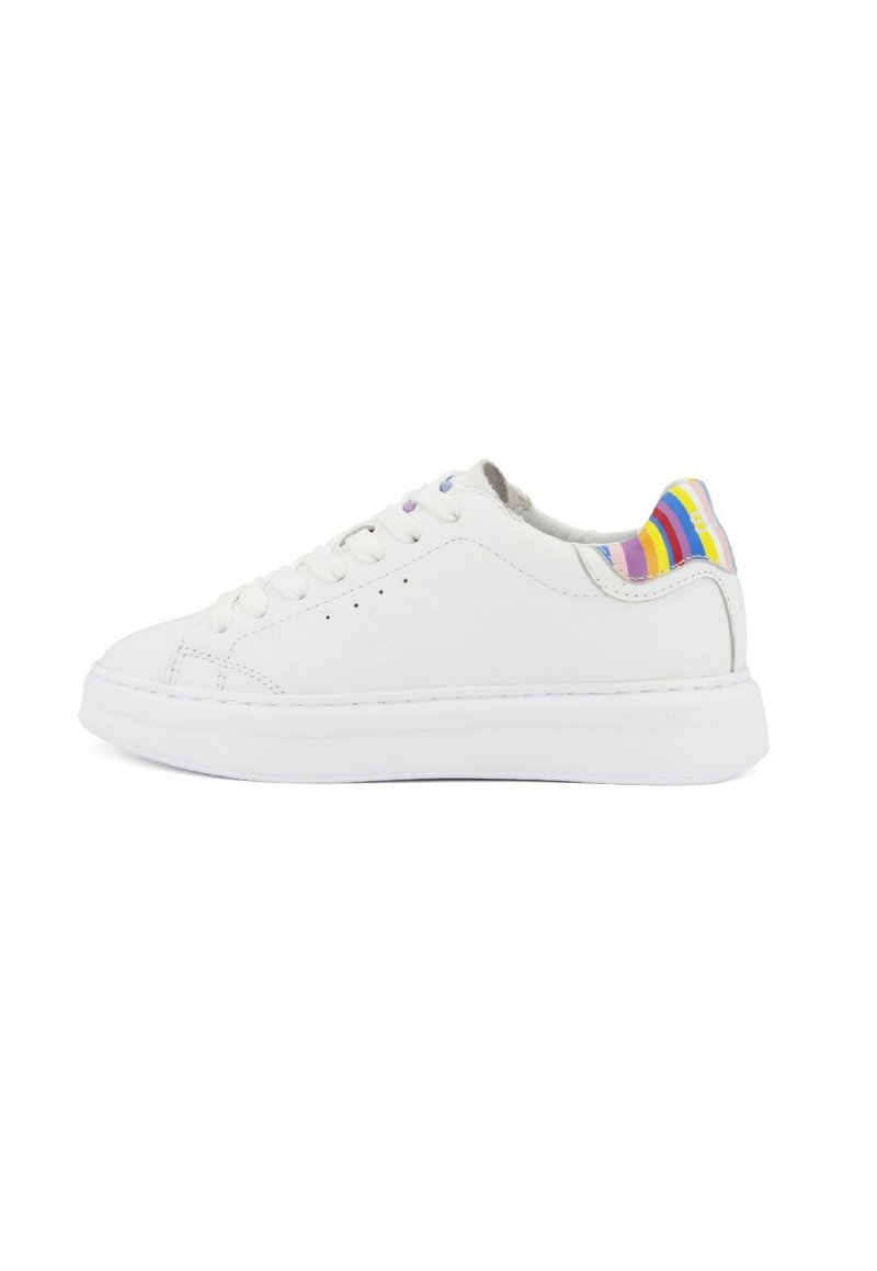 Sneakers bianchi con tomaia in pelle testurizzata, punta arrotondata e un accento a strisce colorate sul tallone. Suola piatta in gomma bianca.
