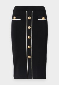 Μαύρη φούστα μολύβι με λευκή περιμετρική ραφή, με χρυσά κουμπιά κατά μήκος του μπροστινού μέρους και δύο τσέπες στο ύψος της μέσης. Πλεκτή υφή.