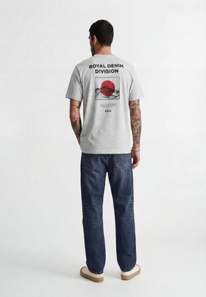 R.D.D. ROYAL DENIM DIVISION, RUNDHALS  - T-shirt imprimé - light grey melange