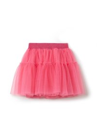 Grupo de capas de tul rosa transparente con una cinturilla brillante rosa. La falda tiene una forma acampanada y una textura suave y ligera.