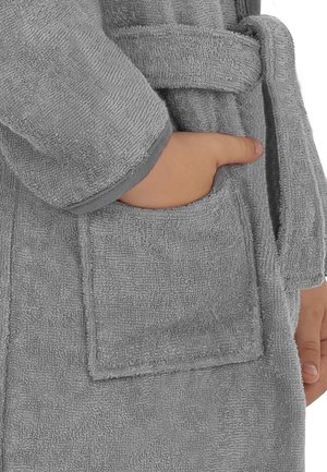 Hand eines Kindes ruht in einer Vordertasche eines grauen Frottee-Bademantels mit gebundenem Taillengürtel.