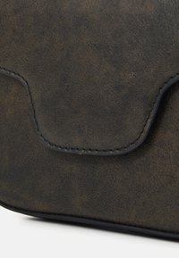 Becksöndergaard CRUSHED IRIS SMALL BAG - Geantă crossbody - black olive