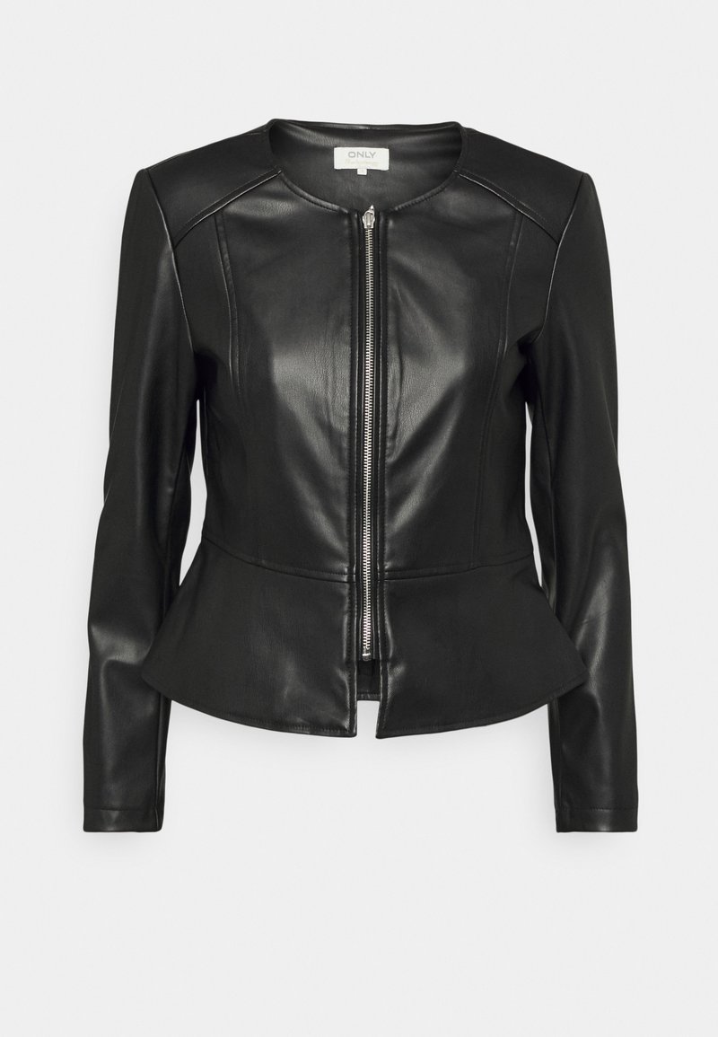 Veste cintrée en faux cuir noir avec manches longues, col rond, fermeture éclair à l'avant et détail évasé au bas.