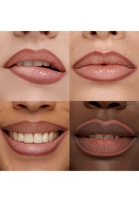 Vier close-upbeelden van lippen in verschillende nude tinten. De texturen variëren van glad tot mat, met subtiele lineraccenten die de vorm benadrukken.