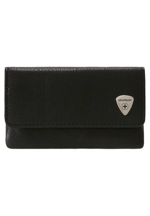 Portefeuille en cuir noir avec une finition texturée. Il est doté d'une plaque logo argentée et d'une fermeture à rabat. Forme rectangulaire compacte avec des coutures visibles.