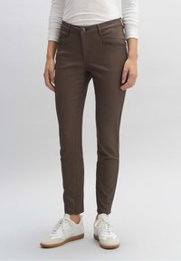 Ruske fitsit hosiset, valmistettu sileästä kankaasta, jossa on kaksi vetoketjullista taskua, yhdistetty valkoisiin lenkkareihin. Slim fit ja nilkkapituiset mallit.