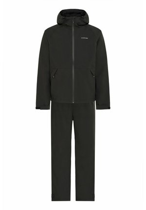 Zwarte waterdichte jas met capuchon en rits sluiting, gecombineerd met bijpassende broek. Bevat verstelbare manchetten en zijzakken voor functionaliteit.