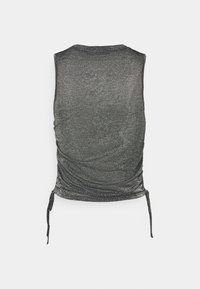 Top sans manches en gris foncé, en tissu brillant. Présente un design froncé sur les côtés avec des lanières ajustables. Texture lisse.