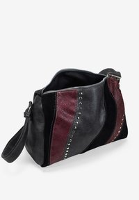 Borsa a pochette in pelle nera e bordeaux con borchie argentate, motivo decorativo impresso, apertura con zip e tracolla.