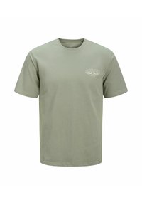Olivgrünes Baumwoll-T-Shirt mit kurzen Ärmeln und Rundhalsausschnitt. Verfügt über einen kleinen weißen Logodruck im linken Brustbereich.