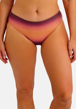Braguita de bikini de talle alto, con degradado ombré de púrpura a naranja, acabado metálico, tela suave y diseño minimalista.