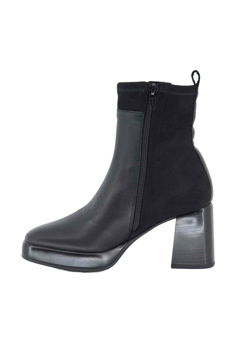 Stivale alla caviglia nero realizzato in pelle e tessuto, con cerniera laterale e tacco a blocco spesso con una finitura liscia.