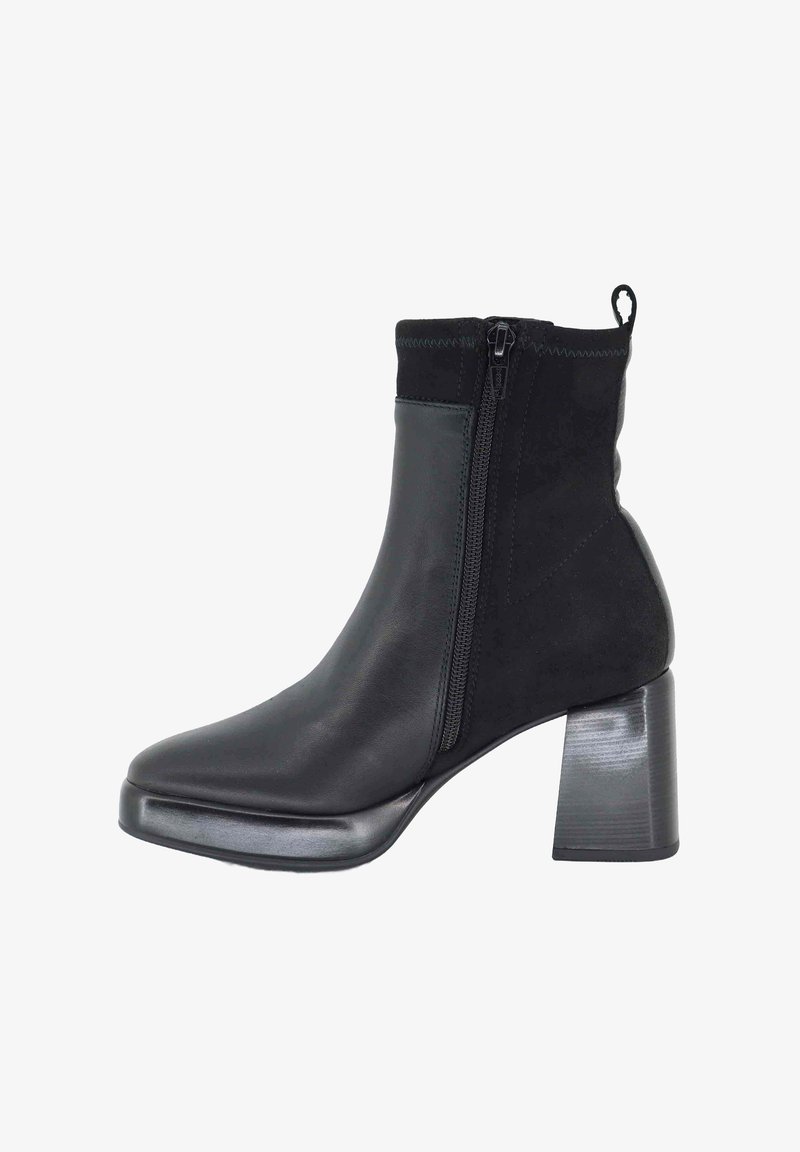 Stivale alla caviglia nero realizzato in pelle e tessuto, con cerniera laterale e tacco a blocco spesso con una finitura liscia.