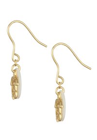 Boucles d'oreilles dorées avec des pendentifs blancs ronds ornés de découpes complexes et une fermeture à crochet.