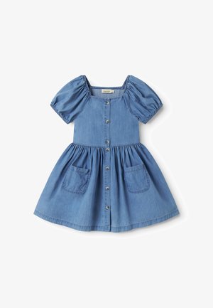 Blå denimkjole med puffærmer, knapper foran, innsvingt midje og to lappelommer foran på hvit bakgrunn.