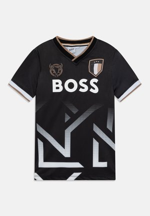 Maglia da calcio nera con la scritta "BOSS" in bianco, design con scollo a V e motivo geometrico sfumato con accenti bianchi e grigio chiaro.