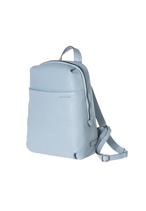 Zaino in pelle di colore azzurro chiaro con chiusura a zip, tasca frontale e spallacci regolabili, caratterizzato da una texture liscia e un design minimalista.