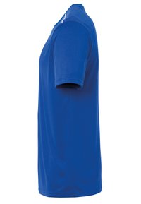 Camiseta de manga corta en un vibrante azul, hecha de una tela suave, con cuello redondo y acentos en los hombros sutilmente contrastantes.