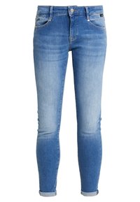 Hubené džíny ve světle modré denim, s středně vysokým pasem, tradičním pětidílným stylováním a ohrnutými lemy. Hladká textura s mírným vyblednutím.
