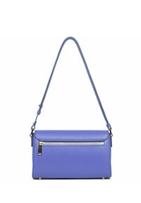 Borsa a tracolla in pelle viola con una tasca frontale con zip, una singola tracolla regolabile e forma rettangolare. Texture liscia con finiture in oro.