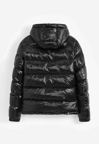 Veste doudoune noire avec une finition brillante et matelassée ; dotée d'une capuche et de poignets élastiques ; vue arrière montrant des motifs de couture horizontale.