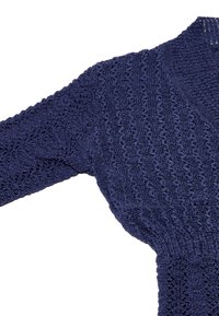 Maglione a maglia blu navy con un motivo testurizzato, maniche ampie e vita aderente. Materiale leggero con un design rilassato.