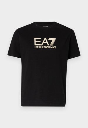 Camiseta de algodón negra con un gran logotipo blanco que dice "EA7 EMPORIO ARMANI" en el frente, cuello redondo y mangas cortas.