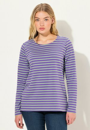 Chemise à manches longues de couleur violet avec des rayures horizontales vertes. Dispose d'un col rond et d'un tissu doux et léger. Convient pour un usage décontracté.