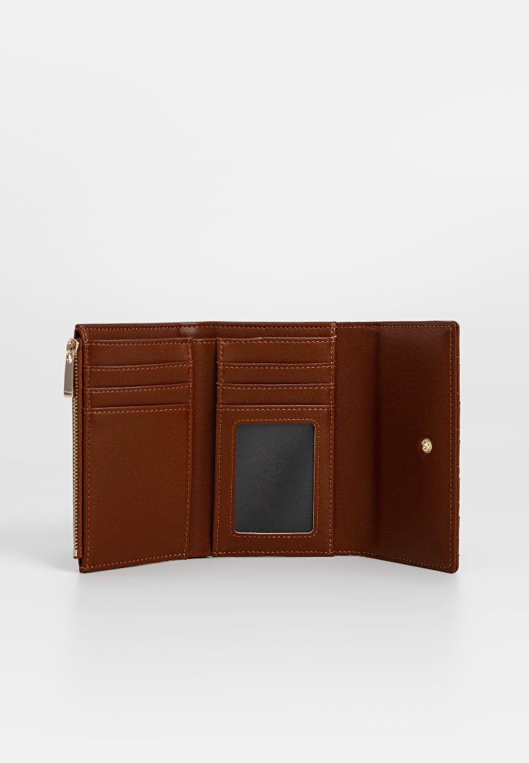 Braune Lederbrieftasche mit mehreren Kartenfächern, einem transparenten Ausweisfenster, Reißverschluss und Akzenten in Goldfarbe. Glatte Textur.