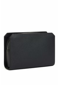 Pochette rectangulaire noire en cuir texturé. Dotée d'une fermeture éclair lisse et de coins aigus. Design minimaliste, sans quincaillerie visible.