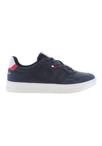 Sneaker blu navy con tomaia in pelle liscia e mesh, suola in gomma bianca, accentuata da strisce rosse e bianche, con un logo su un lato.