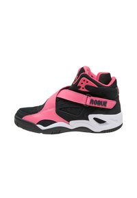 Hochschaft-Sneaker mit einer Mischung aus schwarzem Wildleder und leuchtend pinken Akzenten, mit einem Riemenverschluss und einer weißen Gummisohle. Der Text lautet "ROGUE."
