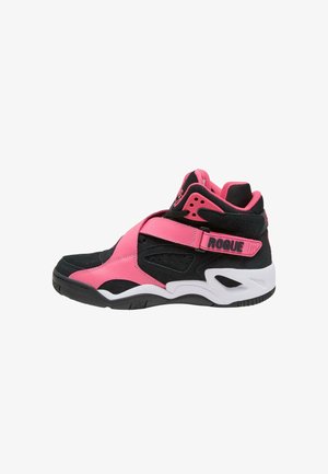 Høj-top sneakers med en kombination af sort ruskind og lyserøde accenter, med en stroplukning og en hvid gummisål. Teksten lyder "ROGUE."