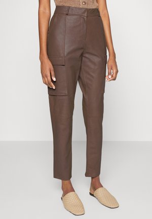 PANTS - Pantaloni cargo - mud