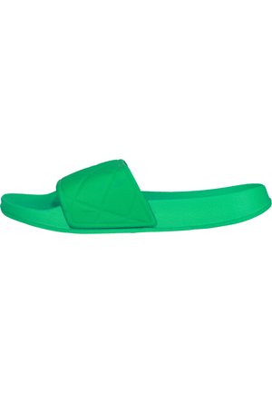 Grønne skubbesandaler lavet af glat gummi. Har en bred strop med et geometrisk mønster og en mønstret sål for bedre greb.