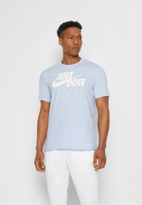 Nike Sportswear TEE  - T-shirt estampada - light marine/white