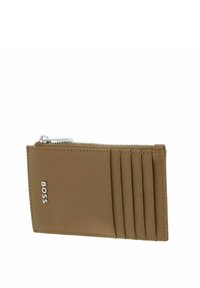 Porte-cartes en cuir fauve avec plusieurs emplacements pour cartes, une fermeture éclair et le logo "BOSS" embossé. Texture lisse et design compact.