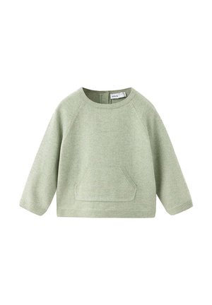 Maglione lavorato a maglia verde chiaro con maniche lunghe, tasca a marsupio frontale e scollatura rotonda su sfondo bianco.