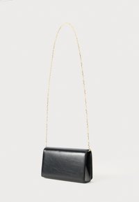 Borsa a mano nera in pelle con forma rettangolare strutturata. Presenta una tracolla in catena dorata e una superficie testurizzata, design minimalista.