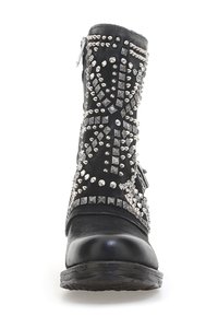 Černá kožená kotníková bota s kulatou špičkou. Zdobena stříbrnými hřebíkovými akcenty a geometrickými vzory. Zapínání na boční zip.